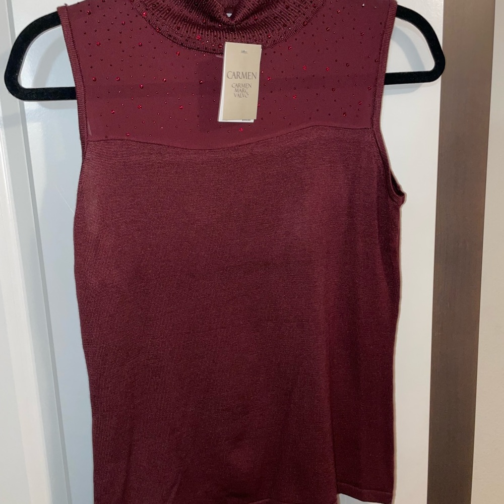 Burgundy mock turtleneck sleeveless top. Sz med